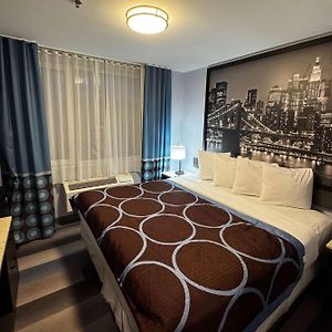 Camera adatta alle persone a mobilità ridotta con letto king size